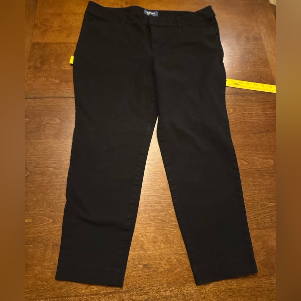Old Navy women’s Black Pixie Pants 16